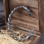 Wikinger Armreif Huginn und Muninn in antik-silber mit Odins Raben in Holz-Geschenkbox