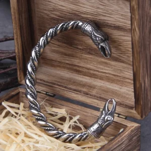 Wikinger Armreif Huginn und Muninn in antik-silber mit Odins Raben in Holz-Geschenkbox