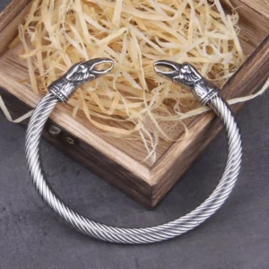 Edelstahl Wikinger Armreif mit Odins Raben in original Wikinger Holzverpackung