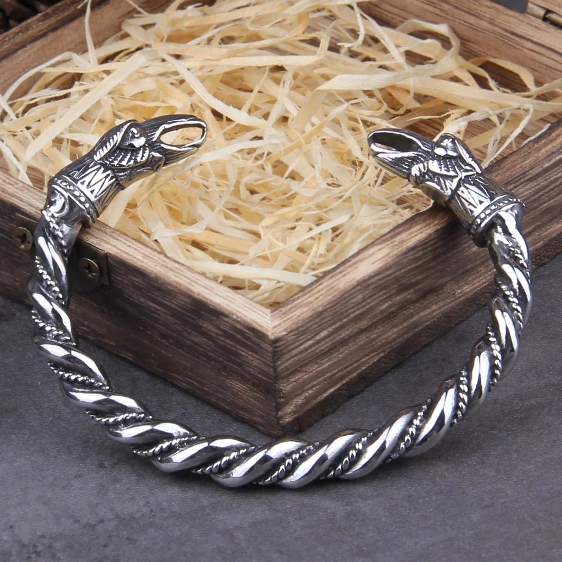 Wikinger Armreif Huginn Muninn mit verpackter Wikinger Holz-Geschenkbox