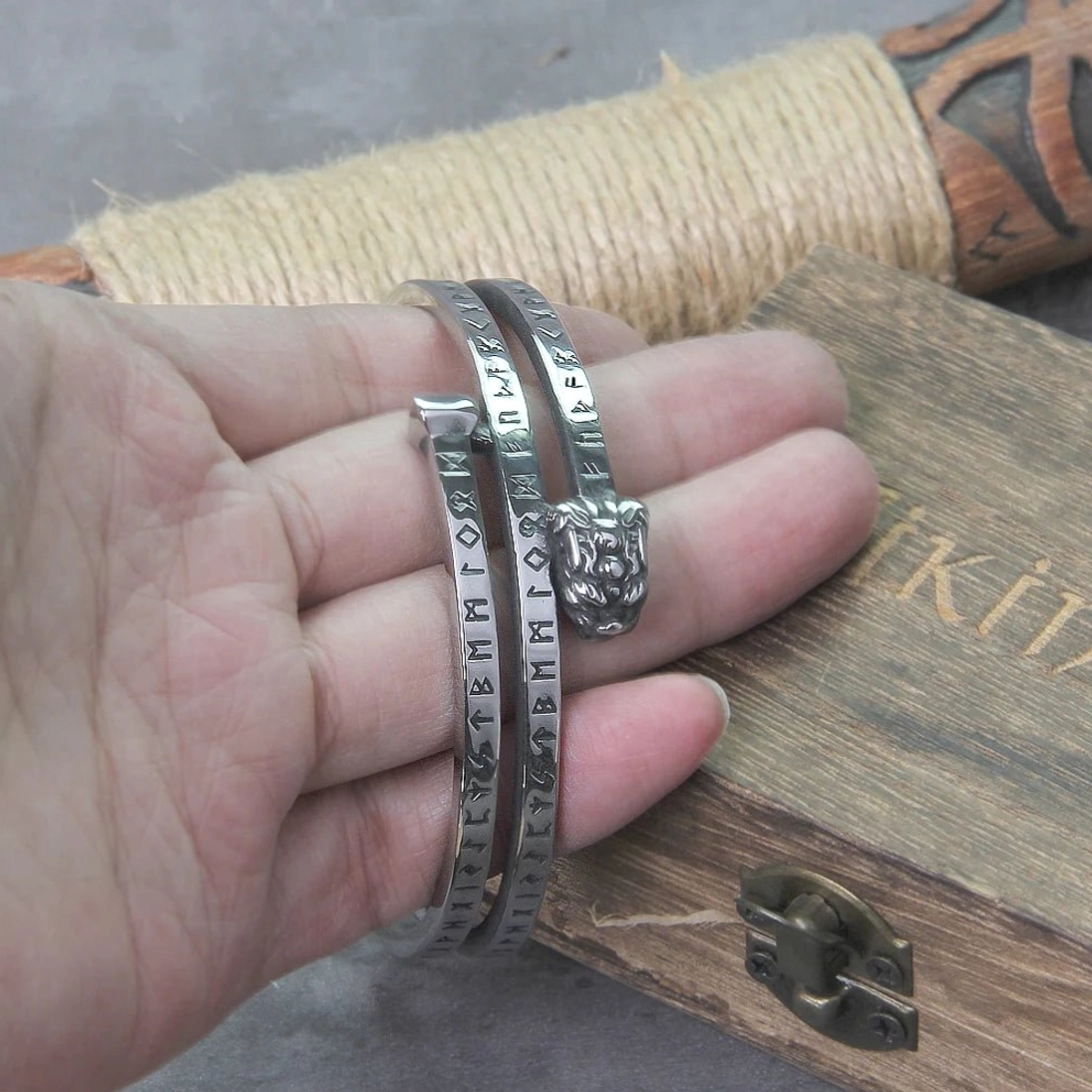 Wikinger Armreif geliefert in traditioneller brauner Holz Geschenkbox