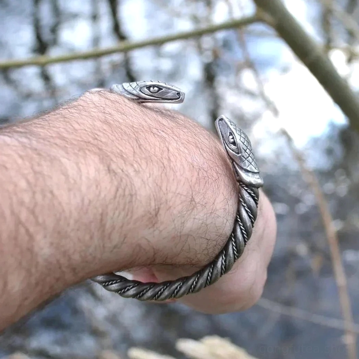 Wikinger Armreif Jormungandr am Handgelenk eines Mannes getragen