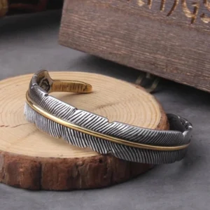 Wikinger Armreif mit Rabenfeder Design aus Edelstahl