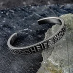 Wikinger Armreif mit Valknut und Runen aus 316L Edelstahl, klassische Stahl Variante