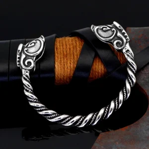 wikinger armreif mit wildschwein kopf motiv in alt silber