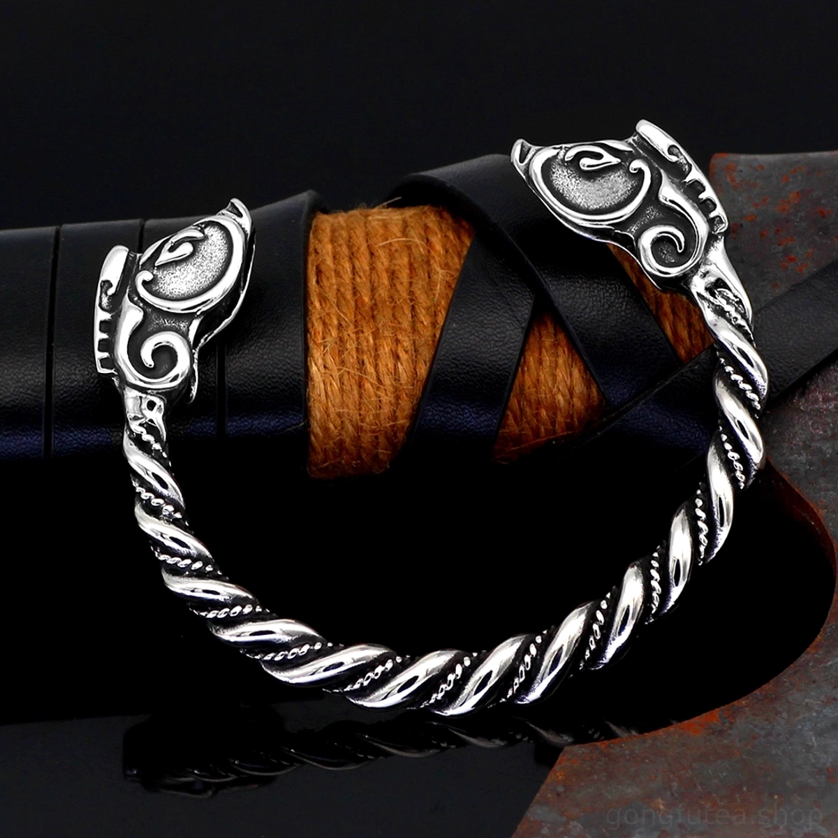 wikinger armreif mit wildschwein kopf motiv in alt silber