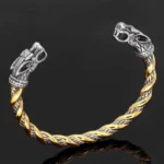 Wikinger Armreif mit gold akzenten und wolfsköpfen detailansicht