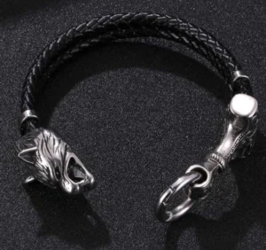 Detaillierte Nahaufnahme des Wolfskopfes am Wikinger Armreif Mjölnir Wolf