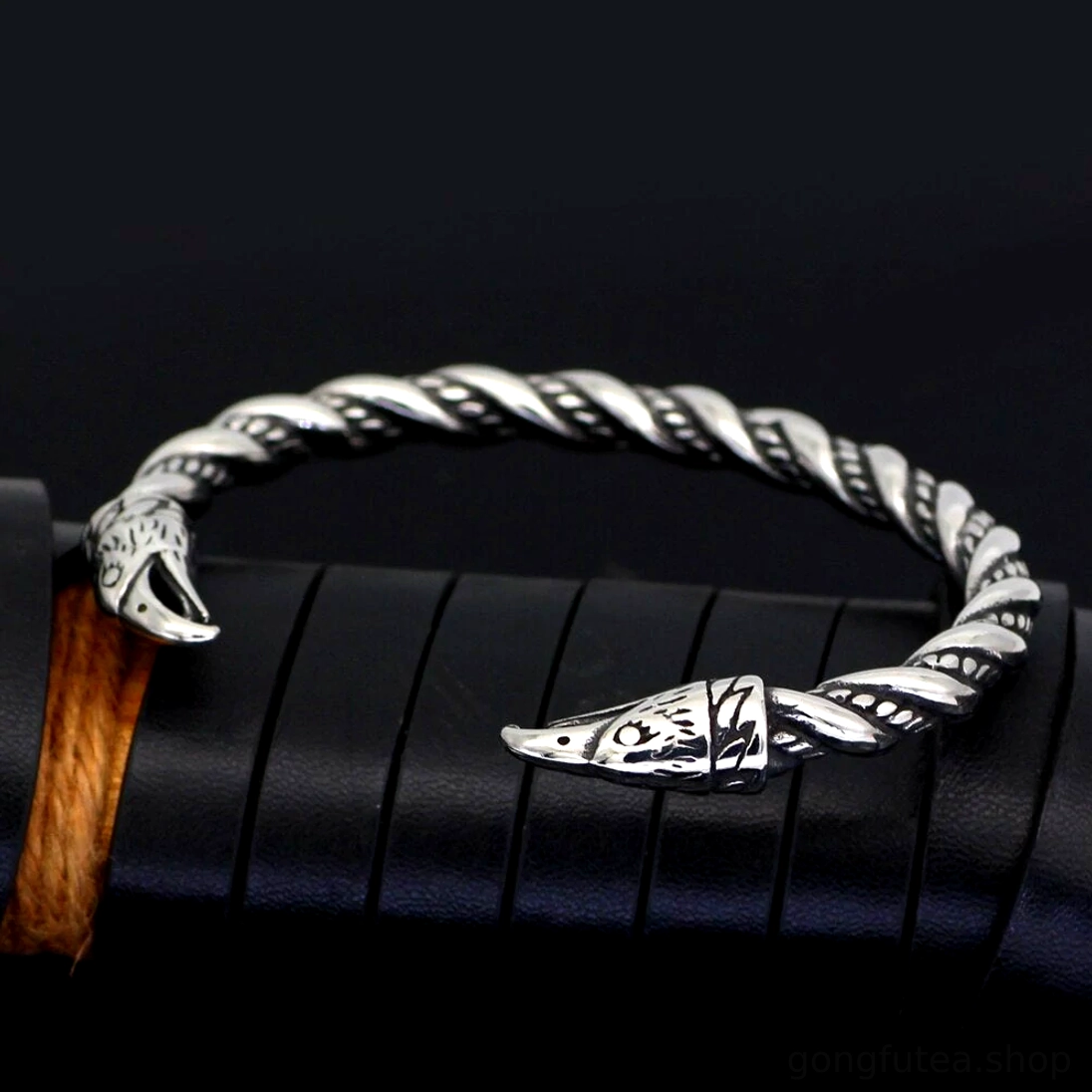 Traditioneller Wikinger Armreif mit Adlerdesign, gesamte Ansicht des offenen Edelstahl Armreifs