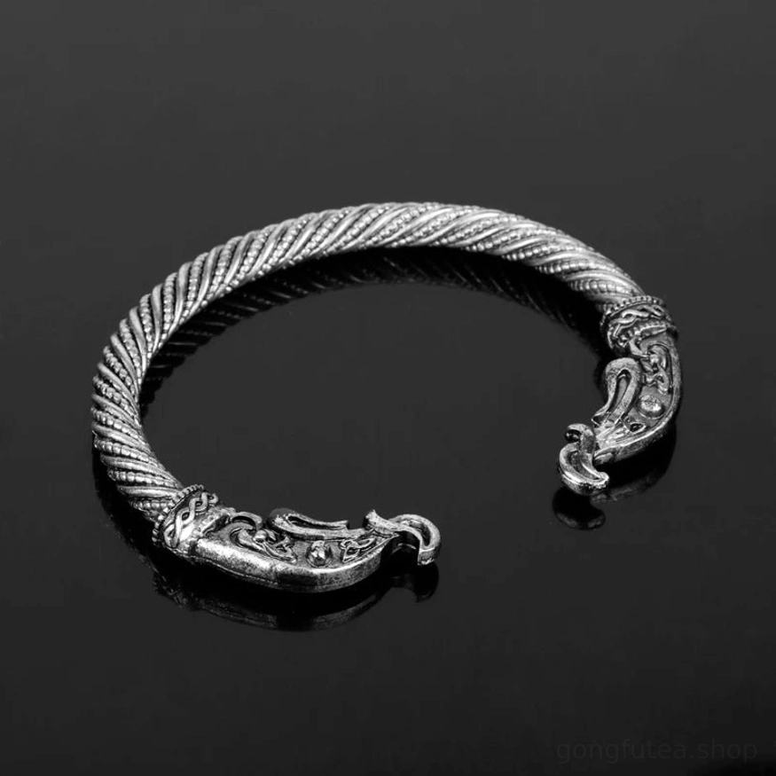 Wikinger Armreif angelegt am Handgelenk, zeigt Passform und Design des nordischen Drachen Armreifs