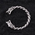 Wikinger Armreif aus Sterlingsilber mit nordischem Drachen, Detailansicht der Drachenköpfe