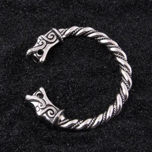 Wikinger Armreif aus Sterlingsilber mit nordischem Drachen, Detailansicht der Drachenköpfe