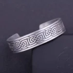 Wikinger Armreif mit nordischem Knoten, silberfarbenes Edelstahl Modell, Detailansicht der Knotenkunst