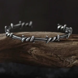 Detailansicht des Wikinger Armreif Stacheldraht Design mit antik silberner Oberfläche