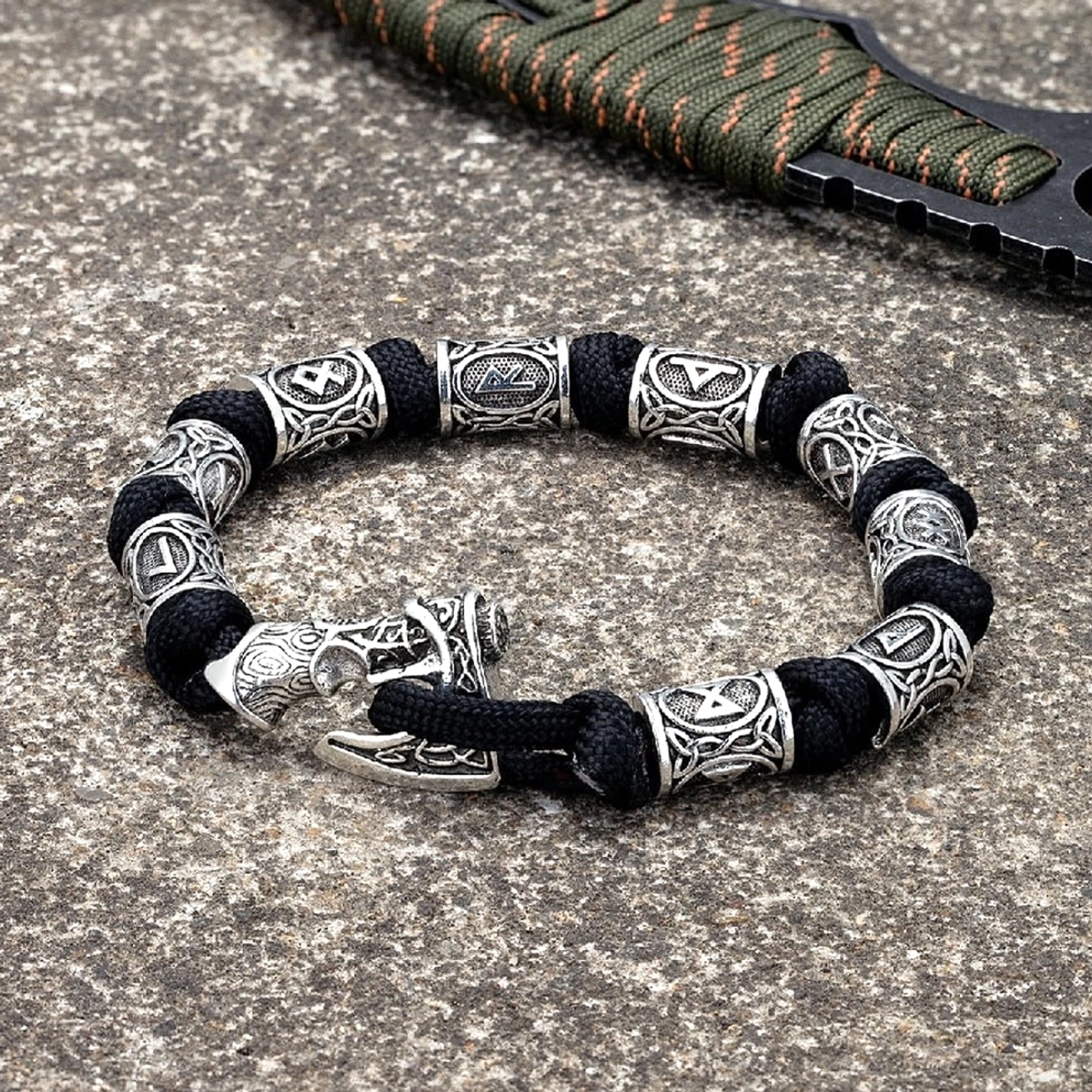 Wikinger Axt Armreif am Handgelenk getragen, alltagstaugliches Wikinger Accessoire