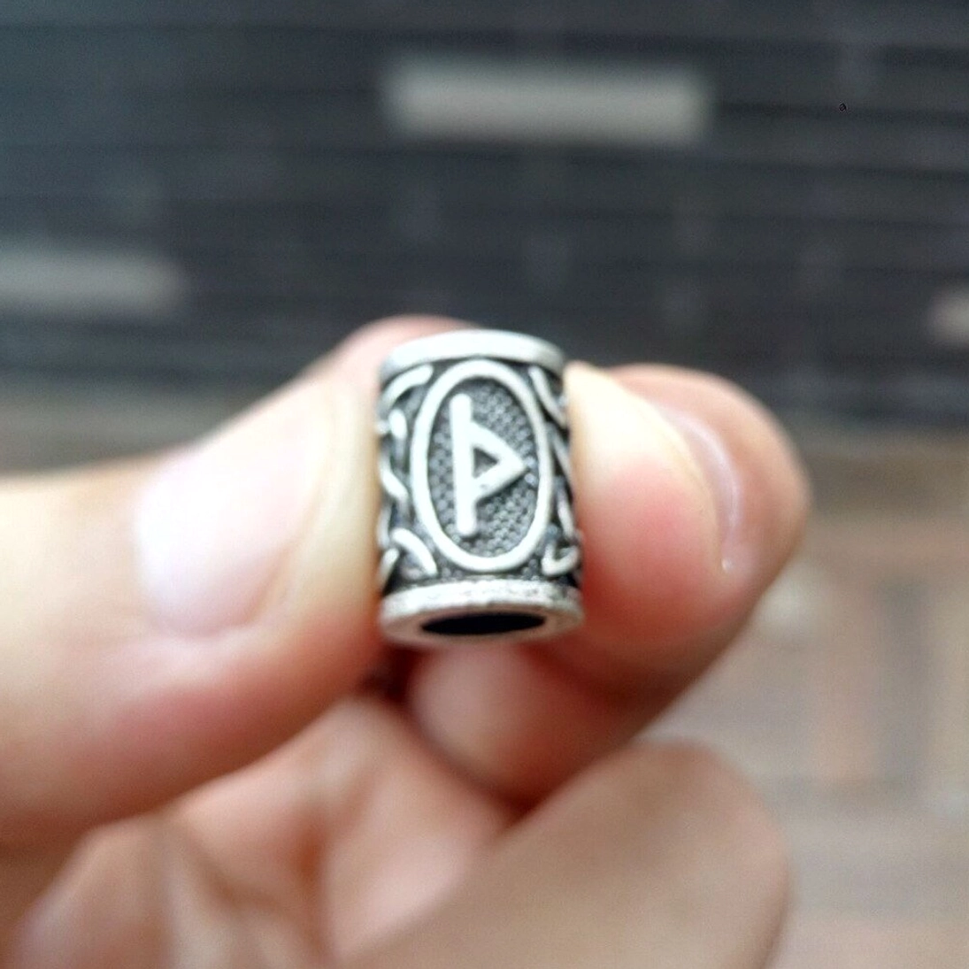 Wikinger Bartperle mit Sowilo Rune, Symbol für Kraft und Sieg