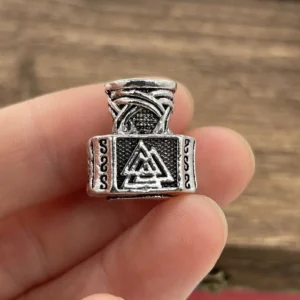 Nahaufnahme der Gravur der Wikinger Bartperle mit Mjölnir und Valknut Symbol