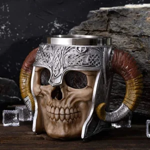 Detailansicht des Wikinger Becher mit keltischer Ornamentik auf dem Helm