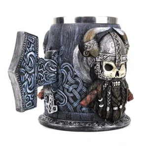 Wikinger Becher Mjolnir mit Wikinger Totenkopf Detailansicht der Symbole