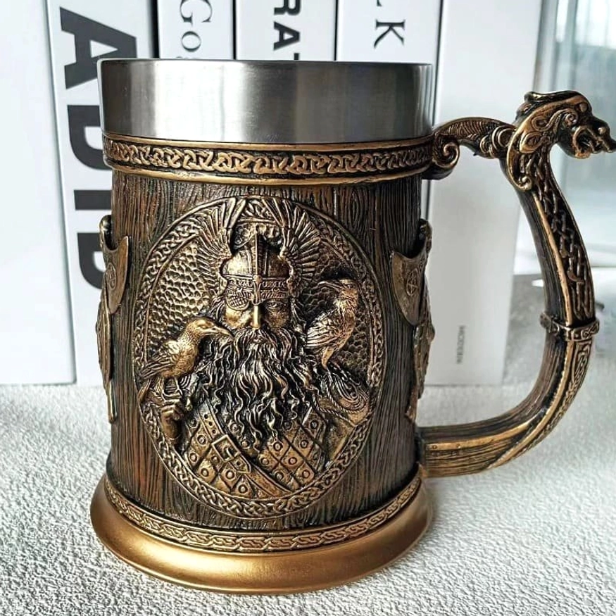 Boden des Wikinger Becher Odin mit traditionellen Wikinger Ornamenten