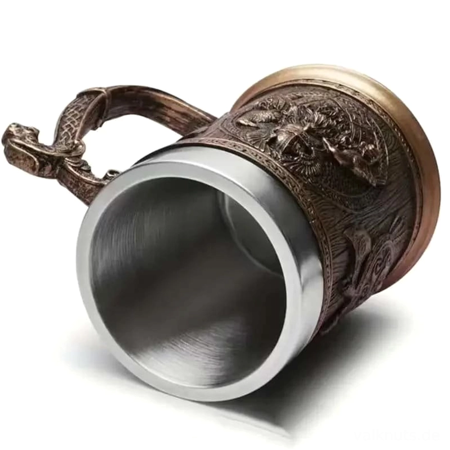 Detailaufnahme Odin Motiv auf Wikinger Becher mit Raben
