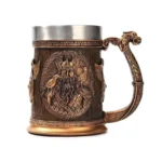 Wikinger Becher mit Odin Motiv von vorne, detailreiches 3D Relief