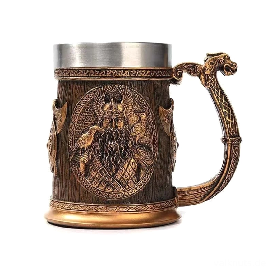 Wikinger Becher mit Odin Motiv von vorne, detailreiches 3D Relief