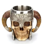 Handgefertigter Wikinger Becher mit Totenkopf und gehueltem Stahlhelm