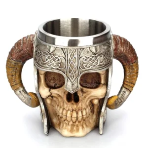 Handgefertigter Wikinger Becher mit Totenkopf und gehueltem Stahlhelm