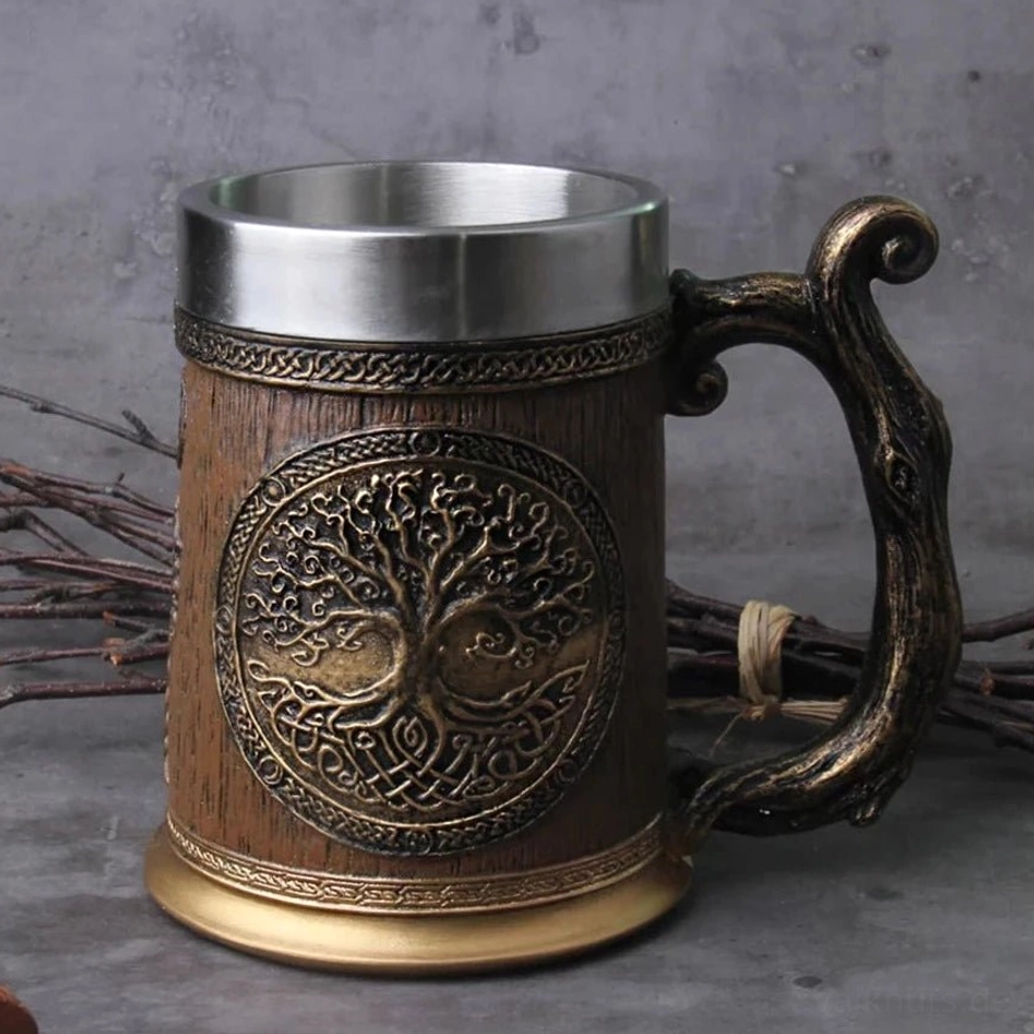Wikinger Becher mit Yggdrasil Weltbaum Relief seitliche Ansicht