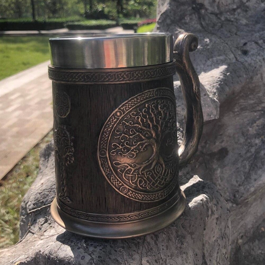 Detailansicht Yggdrasil Weltbaum Relief Wikinger Becher