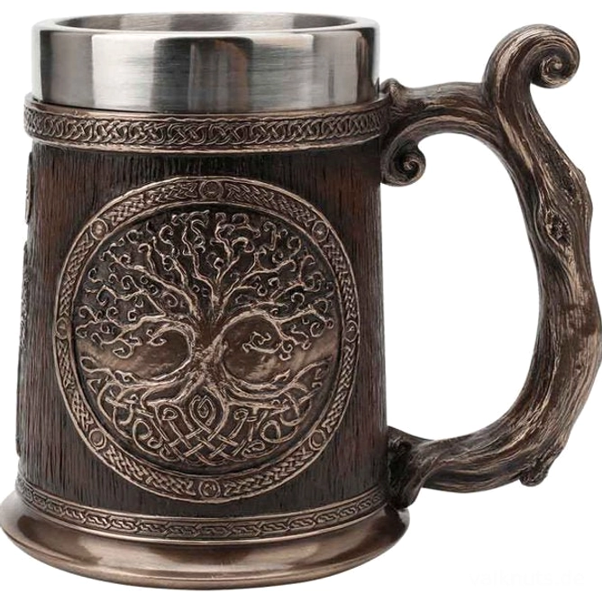 Wikinger Becher Yggdrasil in der Nahaufnahme der unteren Wurzeln des Yggdrasil