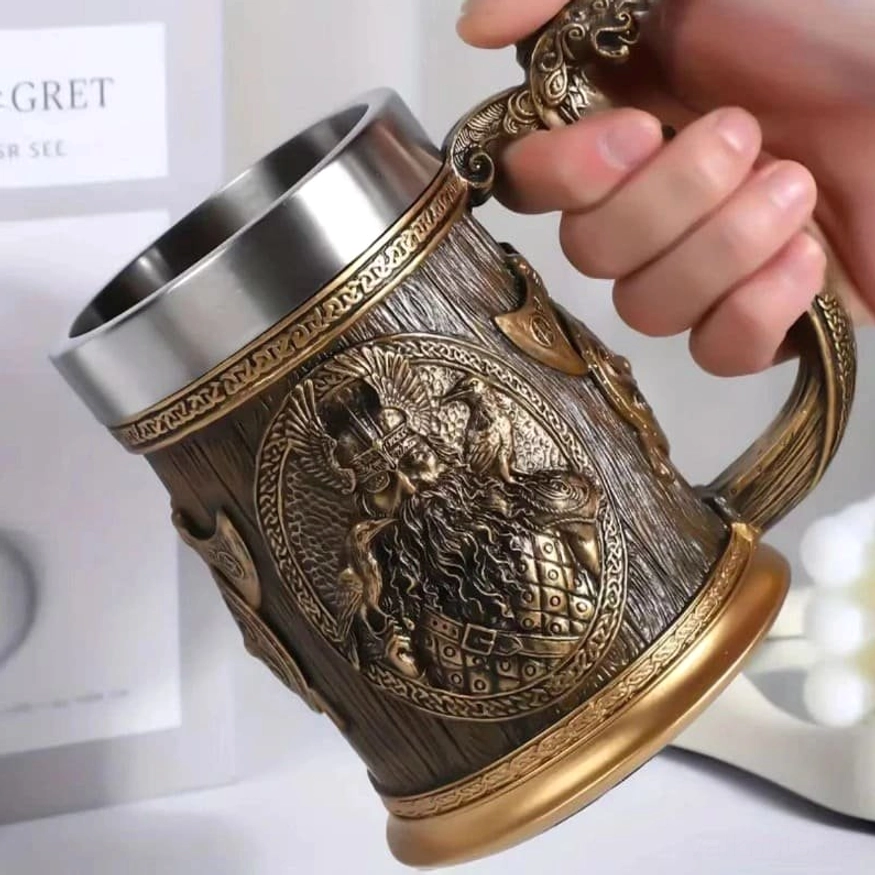 Wikinger Becher Odin von schräg vorne, gesamte Form und Design