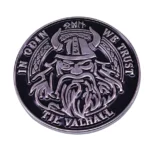 Wikinger Brosche In Odin We Trust, Vorderansicht mit Odin Motiv und Runen