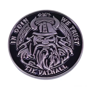 Wikinger Brosche In Odin We Trust, Vorderansicht mit Odin Motiv und Runen