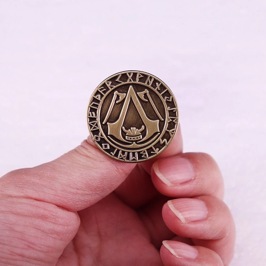 Nahaufnahme der Wikinger Brosche mit Runen und Wikinger Axt Symbolik