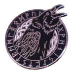Wikinger Brosche Odins Rabe mit Runen, silberne Emaille Fibel schwarz silber von vorne