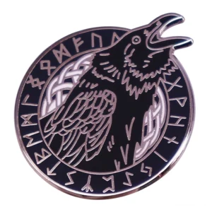 Wikinger Brosche Odins Rabe mit Runen, silberne Emaille Fibel schwarz silber von vorne