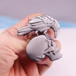 Wikinger Brosche mit Rabenschädel Design aus Metall, handgefertigt