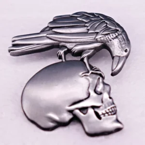 Hand halten Wikinger Brosche Rabenschädel, Detailansicht der Metall Oberfläche