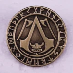 Wikinger Brosche mit Runen und Assassin's Creed Valhalla Design, Vorderansicht