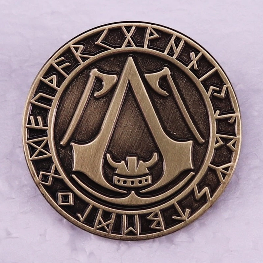 Wikinger Brosche mit Runen und Assassin's Creed Valhalla Design, Vorderansicht