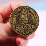 Wikinger Brosche Thors Hammer Mjölnir mit keltischen Knoten aus Metall