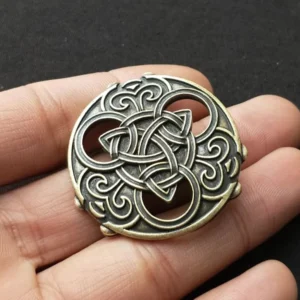 Nordische Wikinger Brosche mit Triquetra Trinity Symbol, Nahaufnahme des Musters
