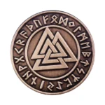 Wikinger Brosche mit zentralem Valknut Symbol und umlaufenden Runen, altbronze