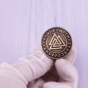 Nahaufnahme der Wikinger Fibel mit detailreichem Runenkreis und Reliefdesign