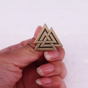 Nahaufnahme des ineinander verwobenen Valknut Symbols auf der Wikinger Fibel