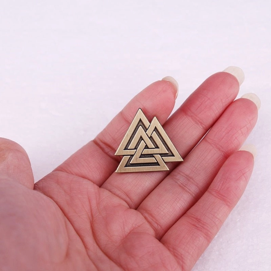 Handgefertigte Wikinger Fibel mit Valknut Symbol aus Metall Seitenansicht