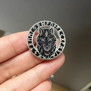 Nahaufnahme des Wolfsmotivs der Wikinger Brosche mit funkelndem Emaille