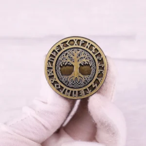Nahaufnahme der Yggdrasil Wikinger Brosche mit feinen Runen und Baummuster